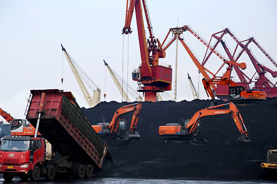 远洋运输轮在连云港港煤炭码头卸运电煤。图|IC photo
