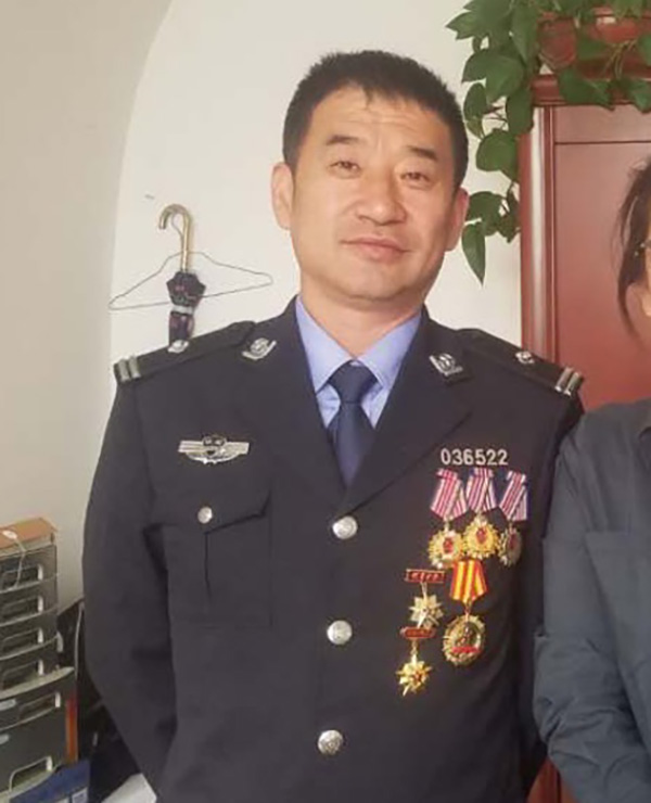 目前主持横山区煤炭计量站工作的是副站长张敏，他曾从警二十年，获得多项荣誉称号。